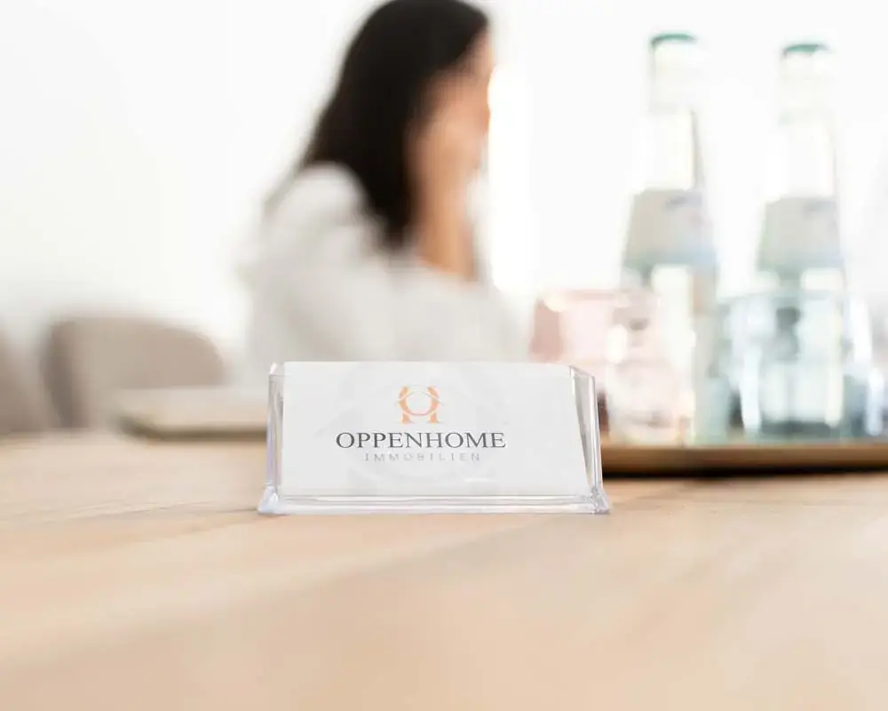 Oppenheim Immobilien - Karina Oppenländer im Gespräch mit einem Kunden