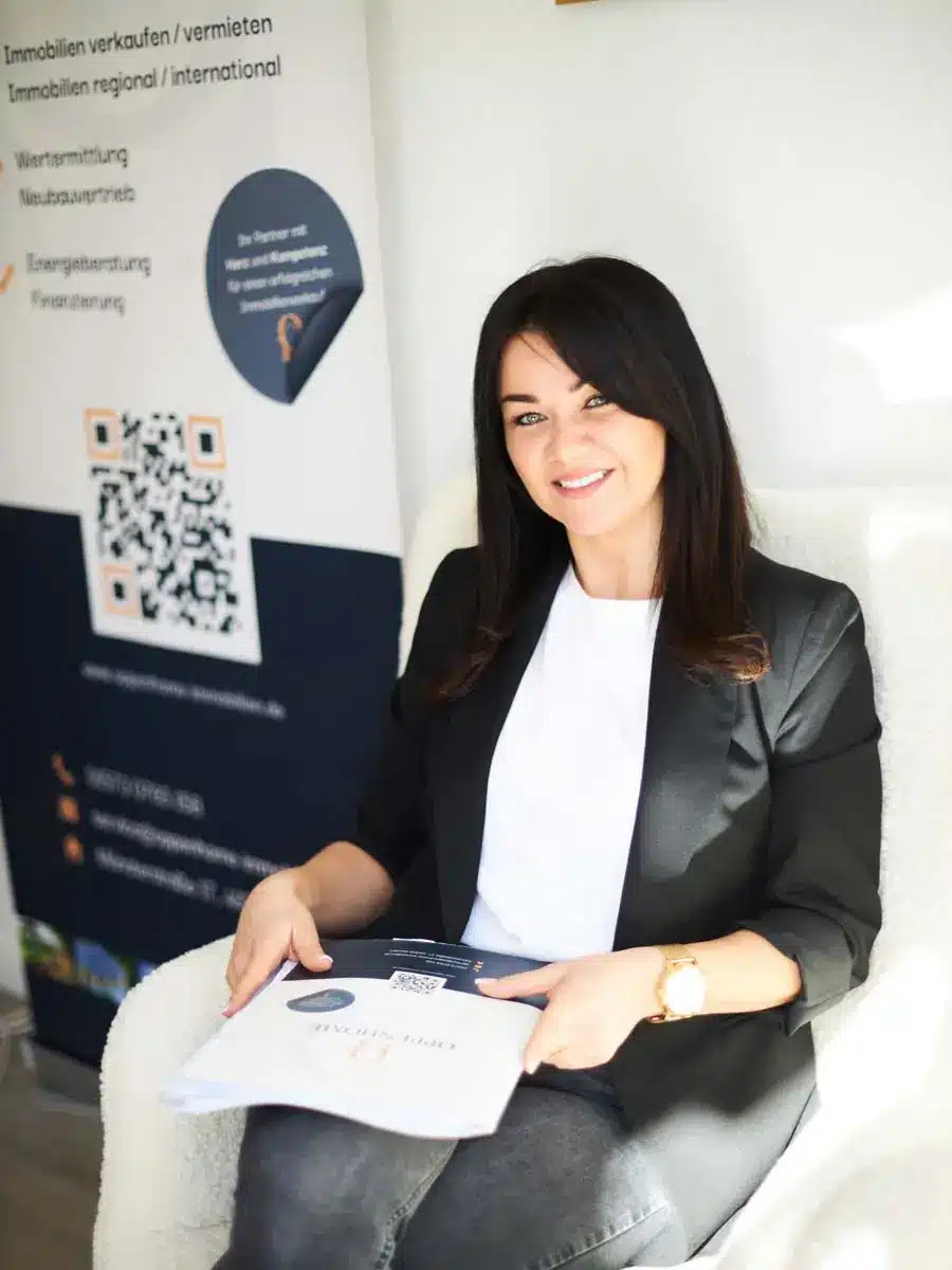 Oppenhome Immobilien - Karina Oppenländer (Im Büro)