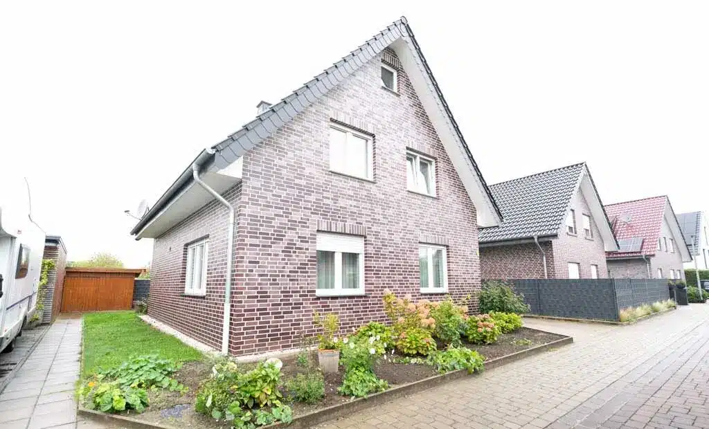 Sehr gepflegtes Energiesparhaus in Toplage von Senden - Haussansicht von vorne (Beitragsbild)