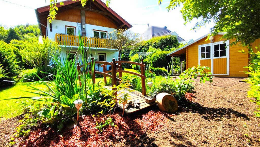 Einfamilienhaus mit 2 Wohneinheiten zum Verlieben | Hausansicht Garten