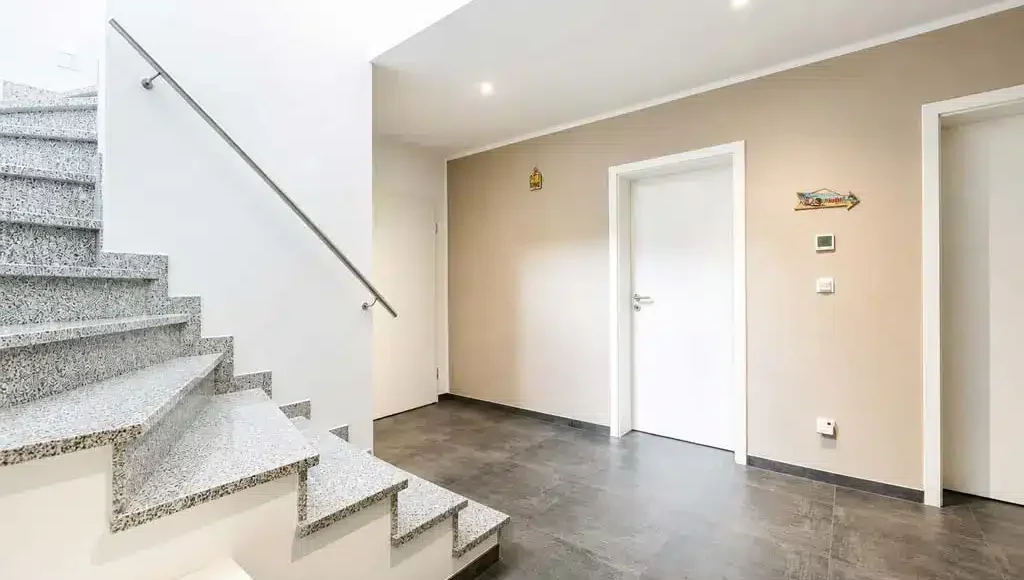 Oppenhome Immobilien - Anwesen mit Bungalow-Charakter in Linz am Rhein (Flur und Treppenhaus)