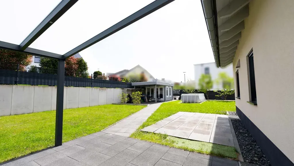 Oppenhome Immobilien - Anwesen mit Bungalow-Charakter in Linz am Rhein (Garten)
