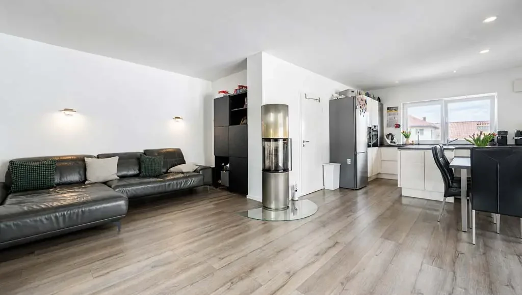 Oppenhome Immobilien - Anwesen mit Bungalow-Charakter in Linz am Rhein (Wohnzimmer mit Küche)