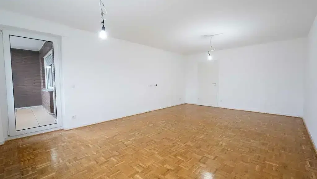 Oppenhome Immobilien - Erstbezug in Haltern am See (Wohnzimmer mit Balkon)