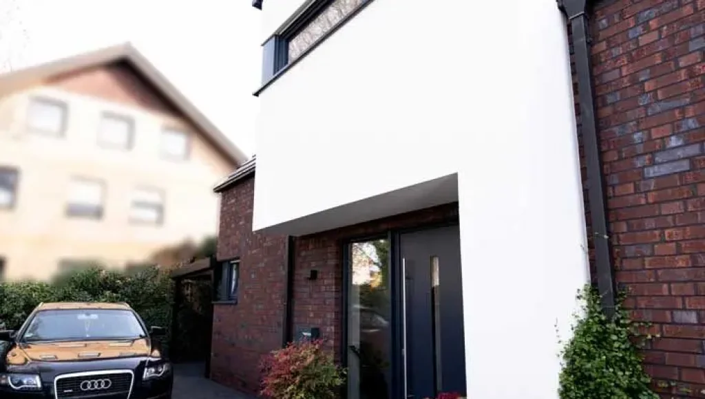 Oppenhome Immobilien - Modernes Einfamilienhaus aus 2022 (Einfahrt und Eingangsbereich)