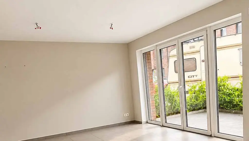 Oppenhome-Immobilien – neuwertige 3-Zimmer-Erdgeschosswohnung mit Terrasse (Wohnzimmer)