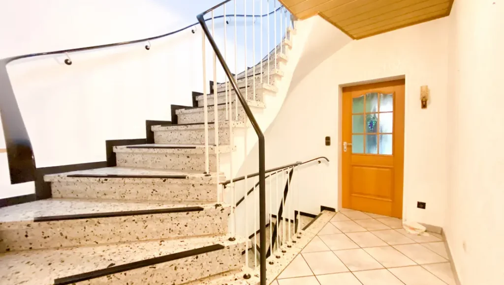 Oppenhome Immobilien _ Ideale Ruamaufteilung in ruhiger, zentraler Lage (Treppenhaus)