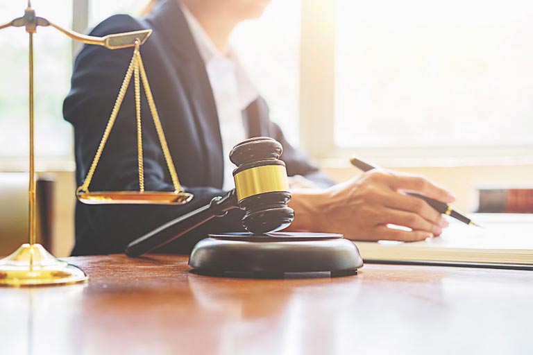 Oppenhome Immobilien | Justizanwälten mit Richterhammer bei einer Teamsitzung in einer Anwaltskanzlei